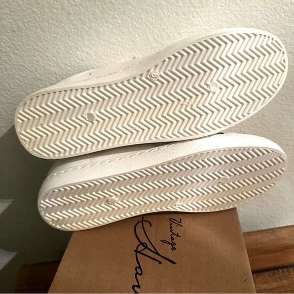 NEW VINTAGE HAVANA Carla Fashion Sneaker Pearl Star Star‎ Size 8 NWT